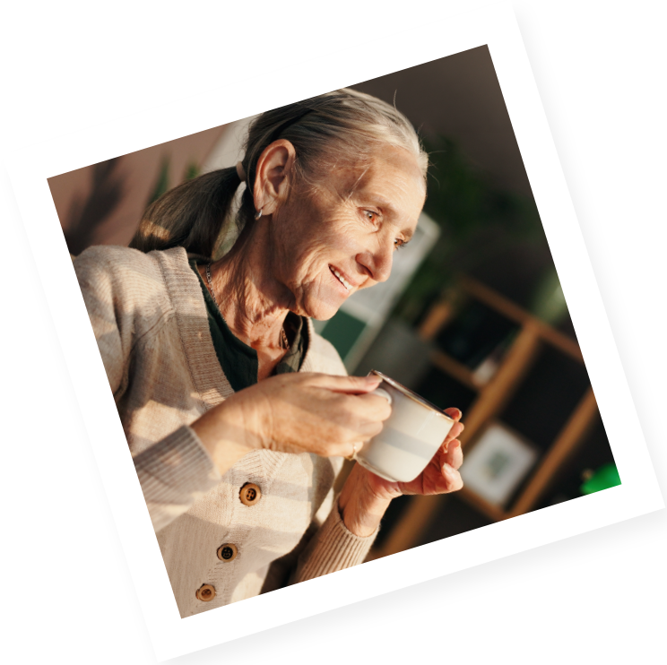 Polaroid d'une personne âgée buvant du café